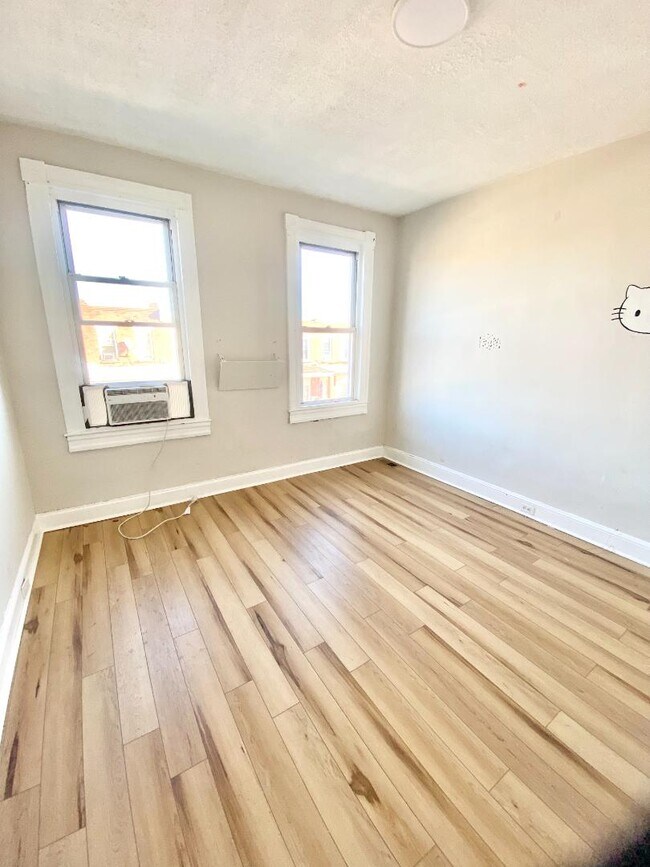 Building Photo - 514 N Decker Ave