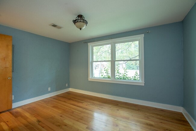 Building Photo - Charming 3 bedroom/2 bathroom Single Family Home!