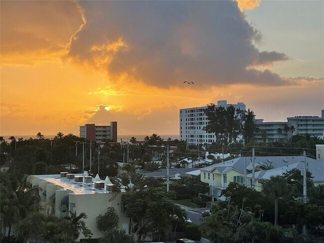 Building Photo - 1609 N Riverside Dr