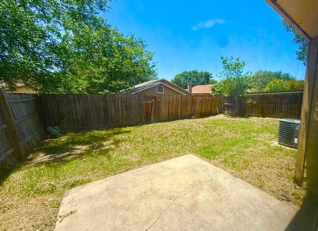 Building Photo - 2 Bed 1 Bath