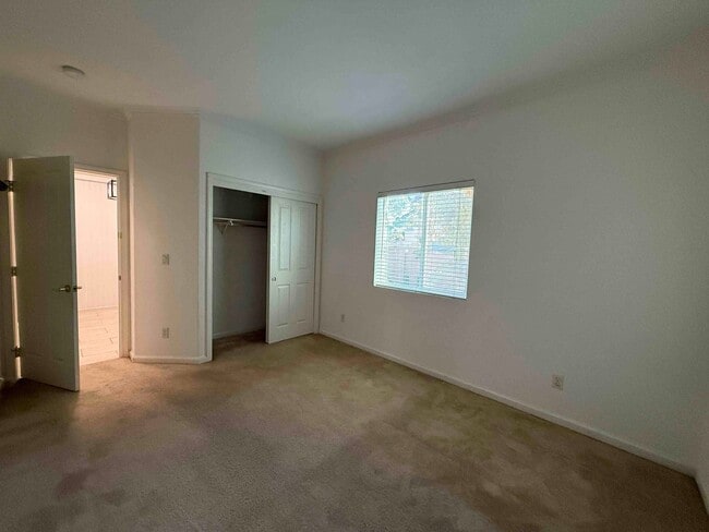 Building Photo - Spacious Cresleigh Ranch Home Near Schools...