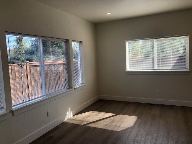 Building Photo - Newer 3 bedroom, 2.5 bath duplex in desirable neighborhood! MOVE IN SPECIAL!