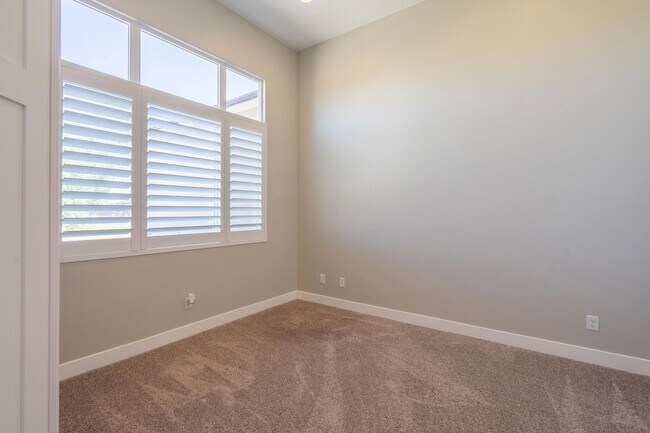 Building Photo - Stunning 5 Bed, 3 Bath Home with a 3 Car Garage