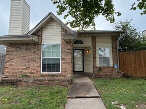 Building Photo - Adorable cottage style three bed, two bath, two car garage home in Moore Schools!
