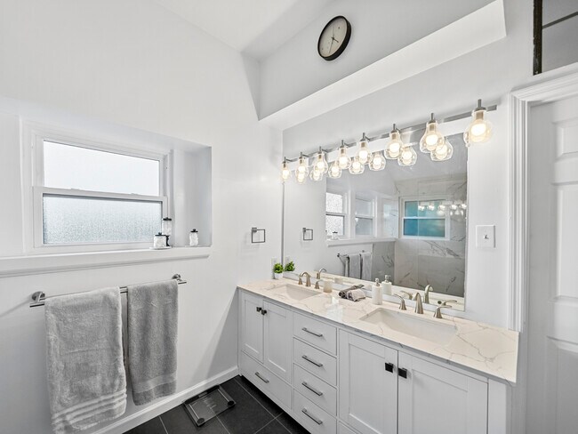 Building Photo - 2301 Summit Dr