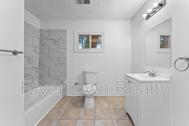 Building Photo - 810 Indian Dr