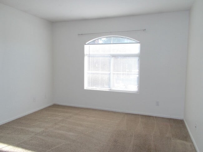 Building Photo - Charming 2 Bed / 2 Bath Condo with Fireplace & Balcony – Prime Location!