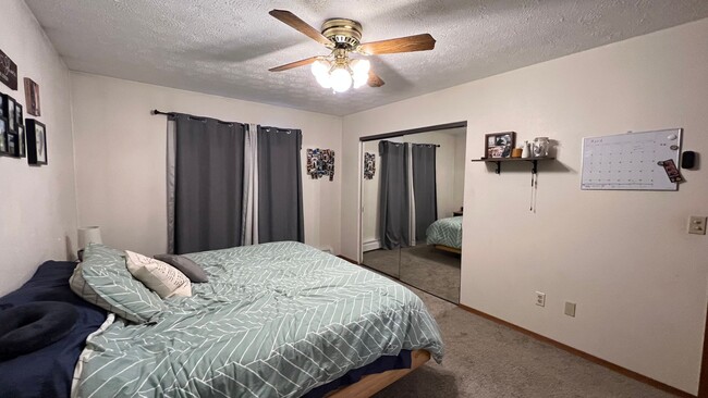 Building Photo - Single Family House off Turpin! 3 Bed/2 Ba...