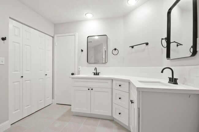 Building Photo - 16602 Capewood Dr