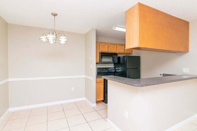 Building Photo - 302 Lake Parsons Green