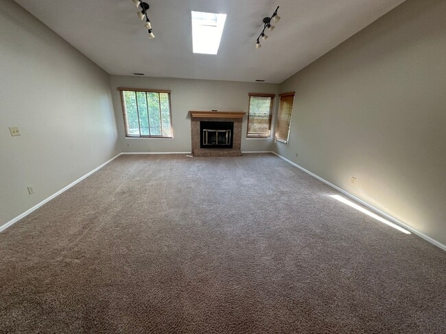 Building Photo - 2 Bed, 2 Bath Unit in Rockrimmon