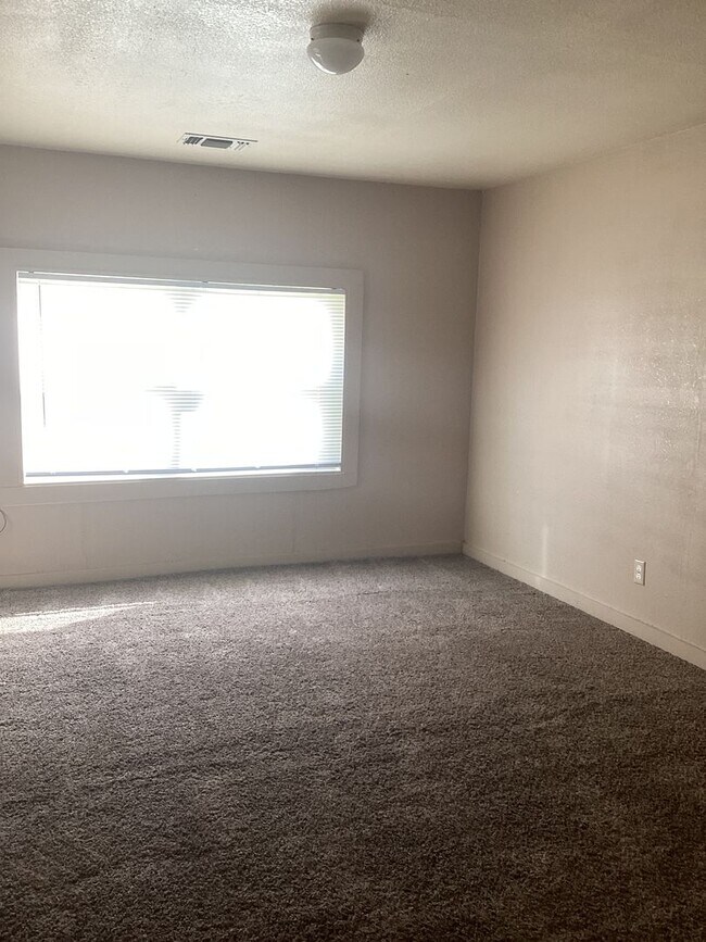 Building Photo - Country living close to town in Portales!