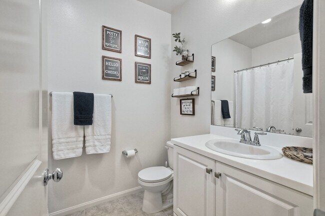 Building Photo - 2211 Solara Ln