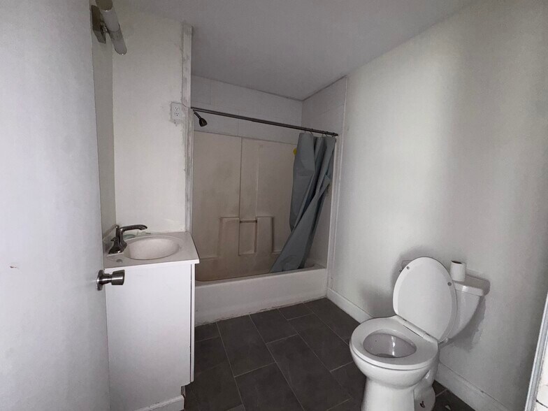 Building Photo - 2304 W 58th St