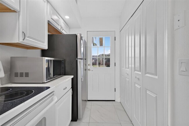Building Photo - 3128 Sandy Shore Ln