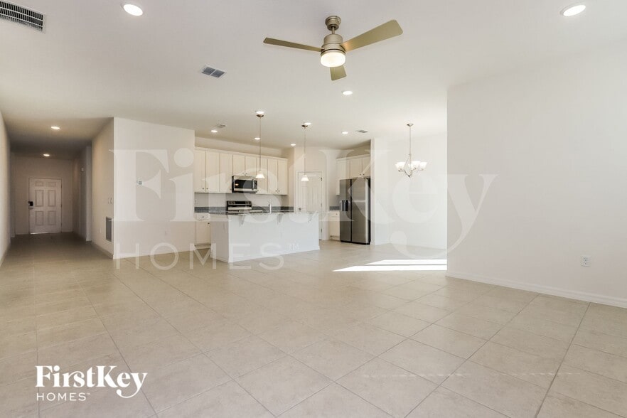 Building Photo - 422 Reina Wy