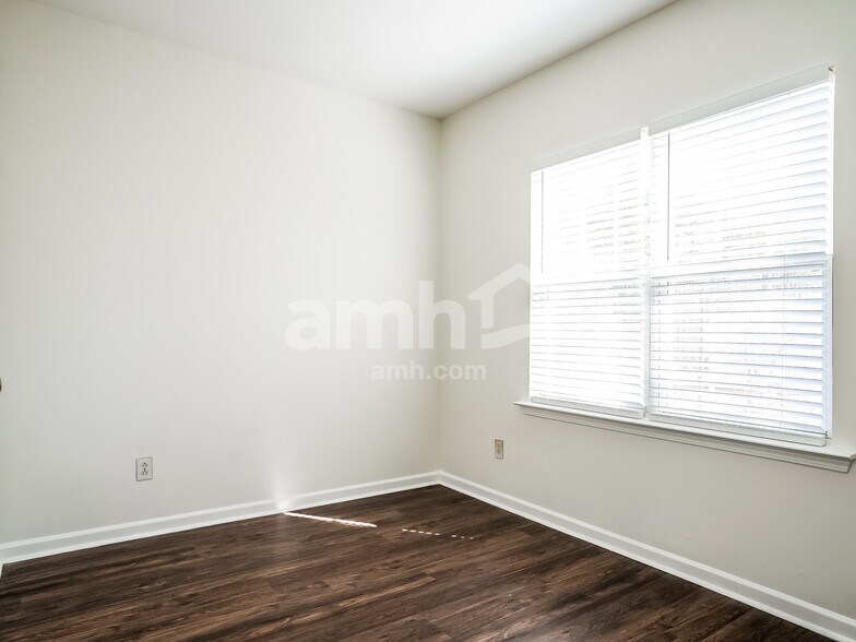 Building Photo - 5300 Logos Ct