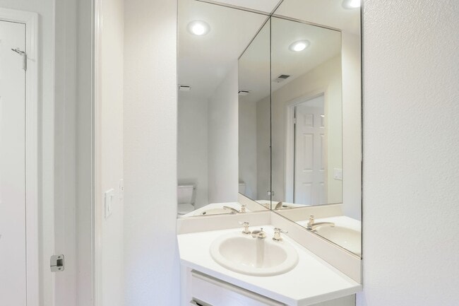 Building Photo - PURE Property Management Presents: Elegant 2 Bedroom Condo in Fountaingrove!