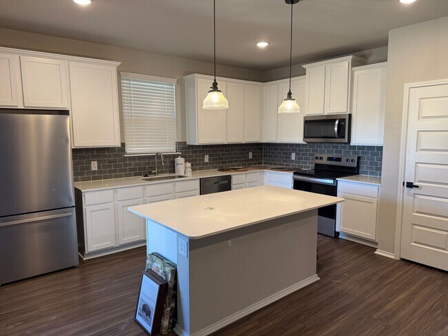 Building Photo - NEW 4 Bedroom in Joshua ISD. Move in special for the end of the year!