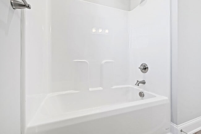 Building Photo - Bright & Spacious 3BR Home w/ 3-Car Garage...