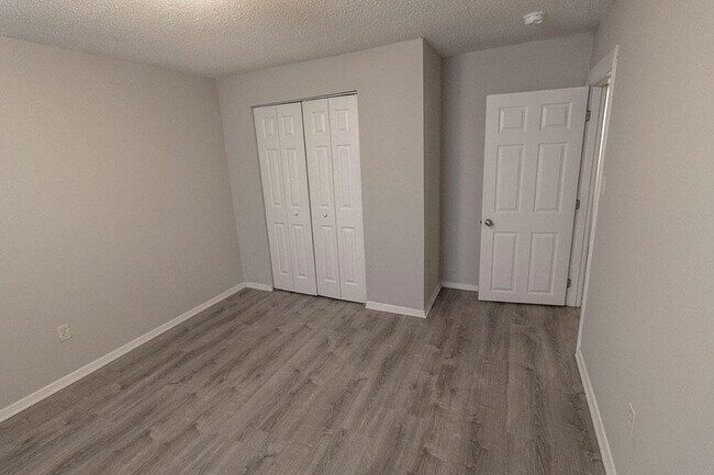 Building Photo - 215 Wheaton Ct