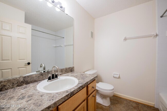 Building Photo - 13715 Richmond Park Dr N