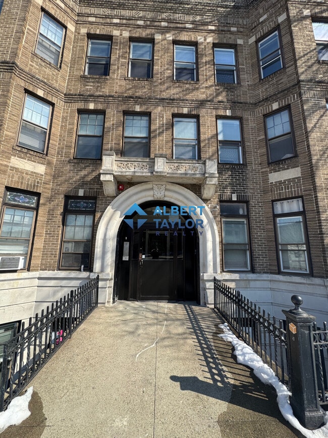 Building Photo - 460 Park Dr