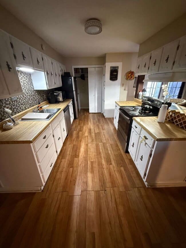 Building Photo - The Lodge at Trojan Way