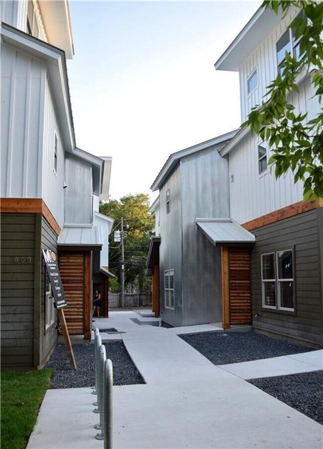 Building Photo - Modern Newer Townhome Across Frm UT