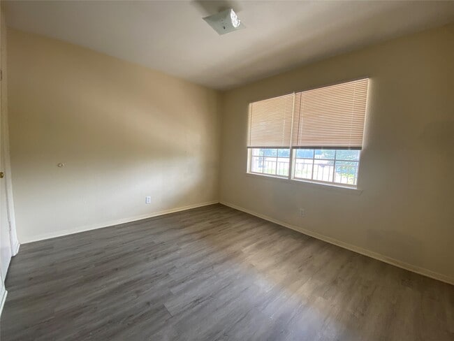 Building Photo - 208 Kelly St