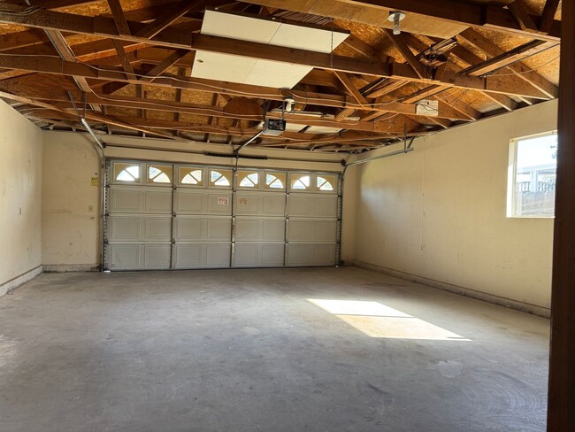 Building Photo - 6517 N San Pedro Ave