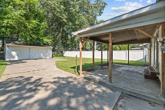 Building Photo - 5323 Winona Dr