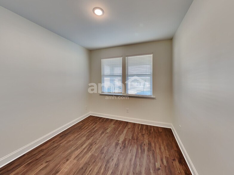 Building Photo - 3940 Chivalry Dr