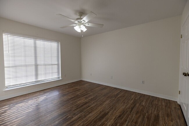 Building Photo - STUDENTS WELCOME! 3/2 Townhouse near USA! GATED! Students Welcome!