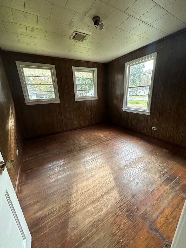 Building Photo - Cute 3 bedroom house!