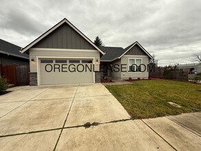 Building Photo - 4 bedroom 2 bath 1650 sqft Springfield home