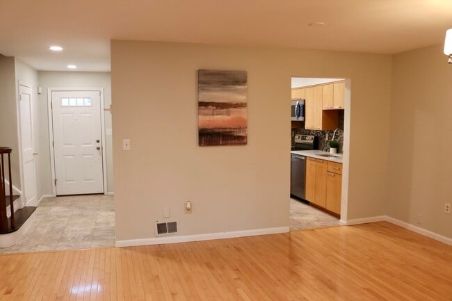Building Photo - 611 Cornwall Ct