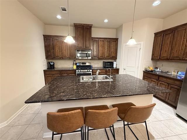 Building Photo - 6687 DeLeon St