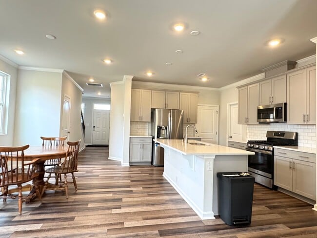 Building Photo - 4 Bedroom End Unit Townhome Almost New