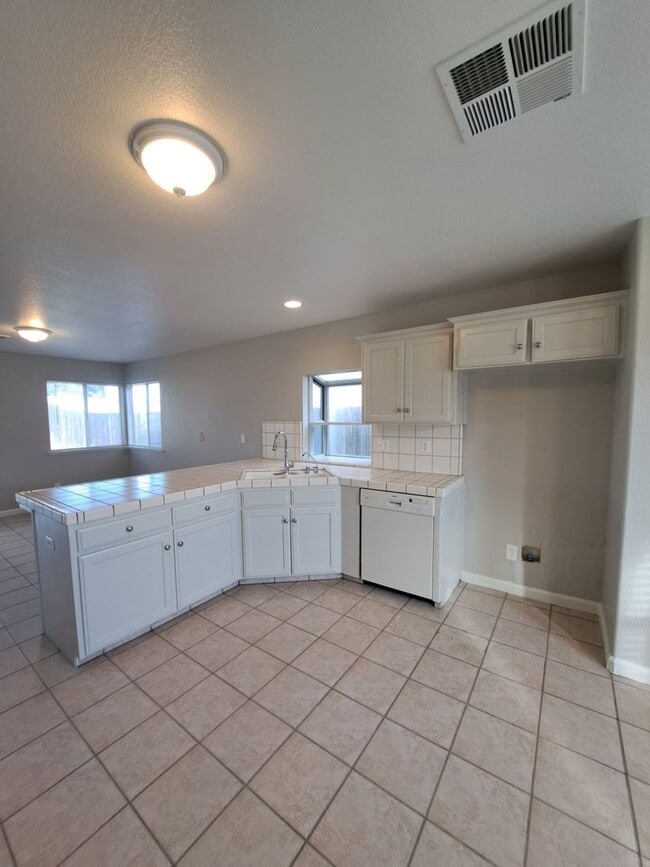 Building Photo - Move-In Special: First Month Free—Don’t Mi...