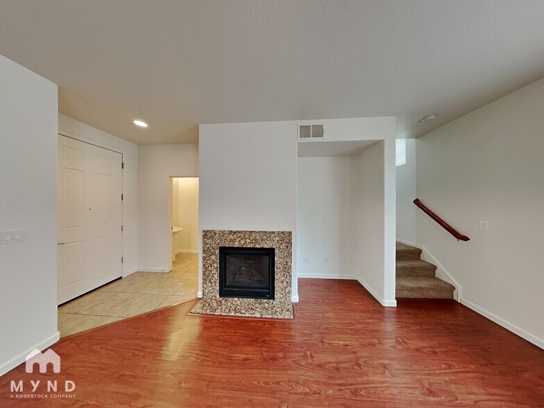 Building Photo - 1088 Crown View Dr