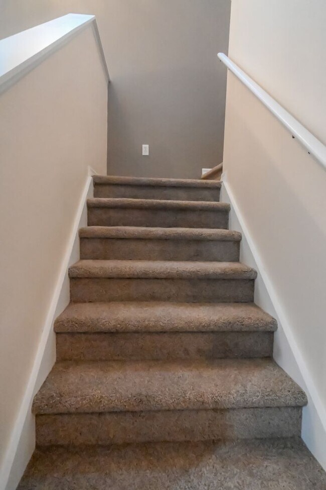 Building Photo - ~4/3~Monroe Circle~Woodwind Bay~Beautiful Town Home!