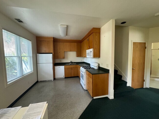 Building Photo - RENT REDUCTION -Spacious 5bdr/3bath units available for a lease ending May 30. Building is near t...
