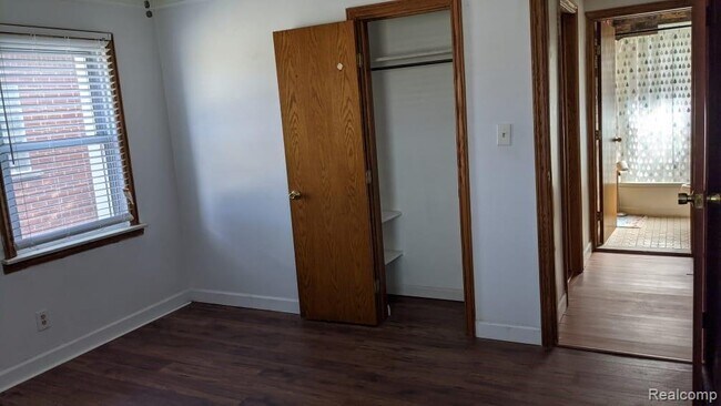 Building Photo - 953 Farnham Ave