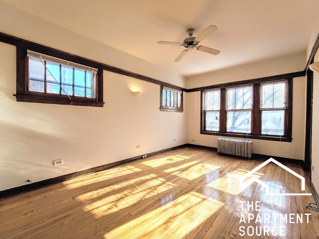 Building Photo - 820 W Waveland Ave