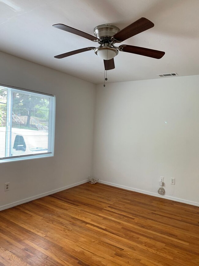 Building Photo - Spacious 2 bedroom