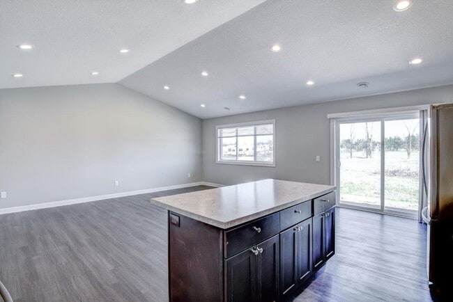 Building Photo - 3 Bedroom Town Home, Association Maintaine...