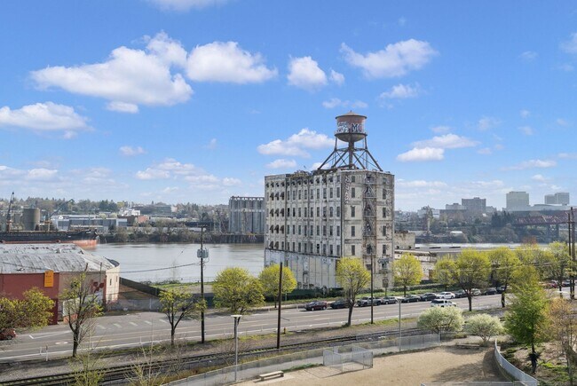 Building Photo - The Vista - 2 bed/2.5 bath Pearl District Condo w/parking/storage/concierge/most utilities/amenities