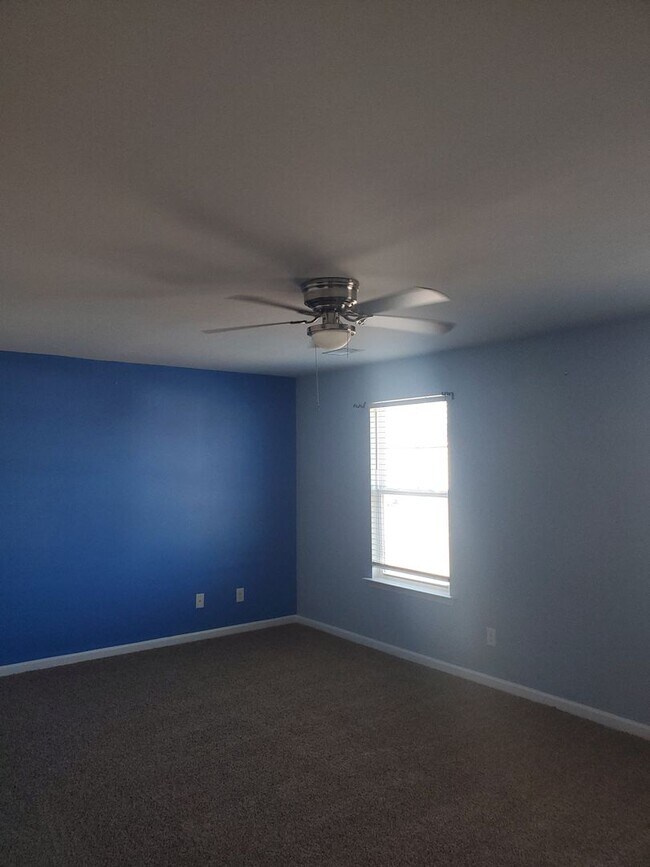 Building Photo - **Available mid January** 4 Bedroom with B...