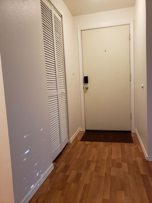Building Photo - 1 Bedroom 1 Bath Condo with 1 Carport Park...